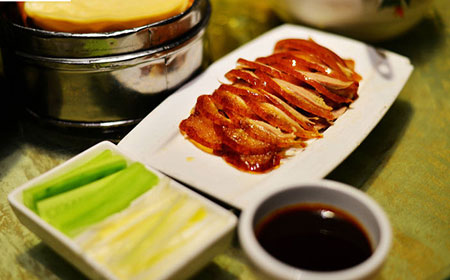 正宗的北京烤鸭，配料也是非常讲究