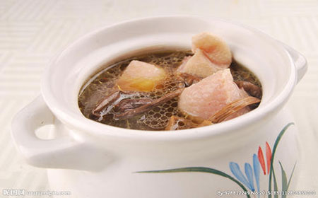 做鸭肉炖汤时，方法不对味道差距很大