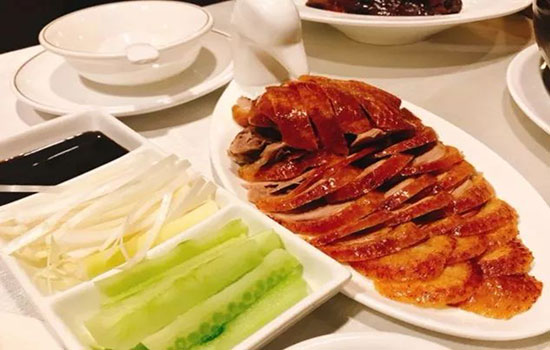 为你推荐北京正宗的烤鸭店，可以品尝一下地道的北京烤鸭