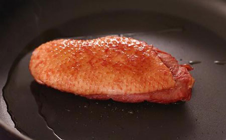 选购鸭肉时如何辨别注水鸭