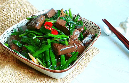 多吃红烧鸭血可以利肠通便预防疾病