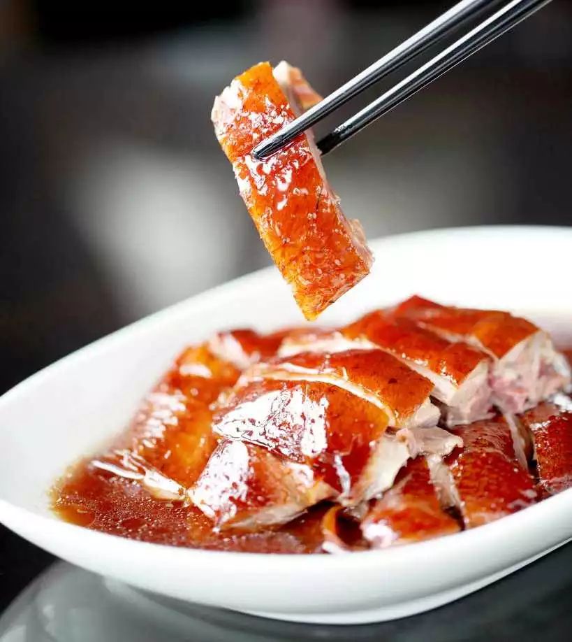 守柴炉烤鸭味道独特，生意回头客多