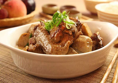 推荐芋仔焖鸭肉菜谱，可以美容养颜解毒